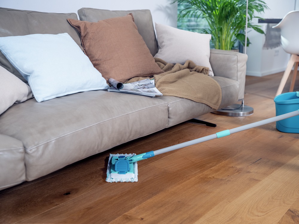 Mop Leifheit PowerClean M plus 2x micro duo widok na mopa w trakcie mycia podłogi pod sofą 